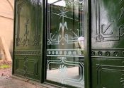 Gents-etched-glass-installed-2
